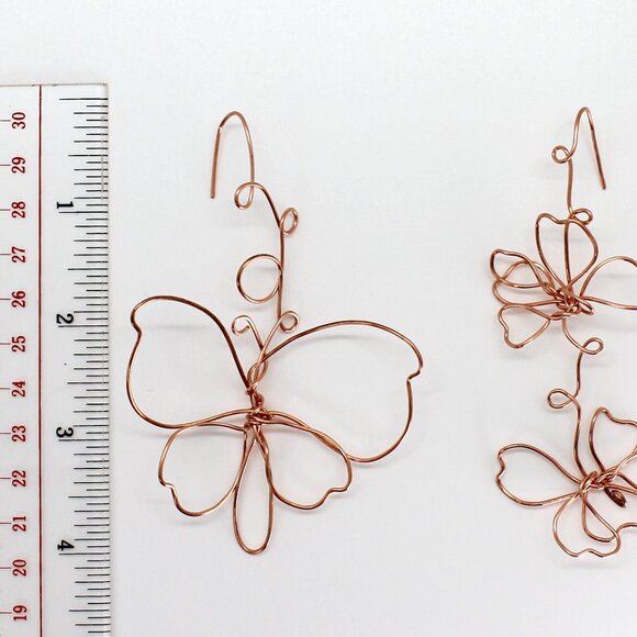 Extra long playful mismatched flowers and butterfly copper wire earrings - Picture 5 of 7